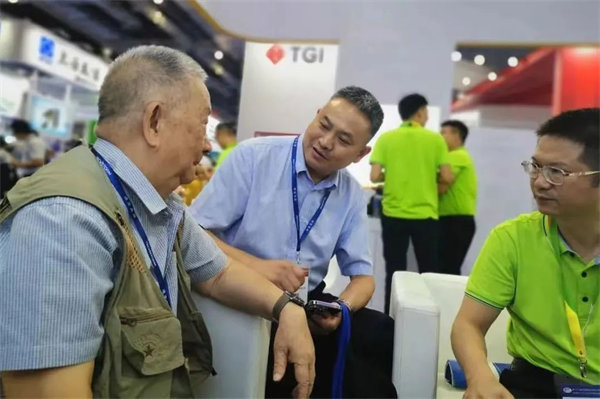 中國(guó)復(fù)合材料工業(yè)協(xié)會(huì)特邀顧問(wèn)，中國(guó)SMC之父，黃家康到博皓展臺(tái)交流指導(dǎo)
